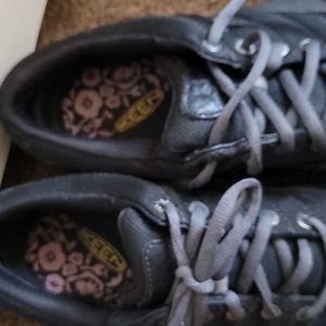 Keen tennis shoes